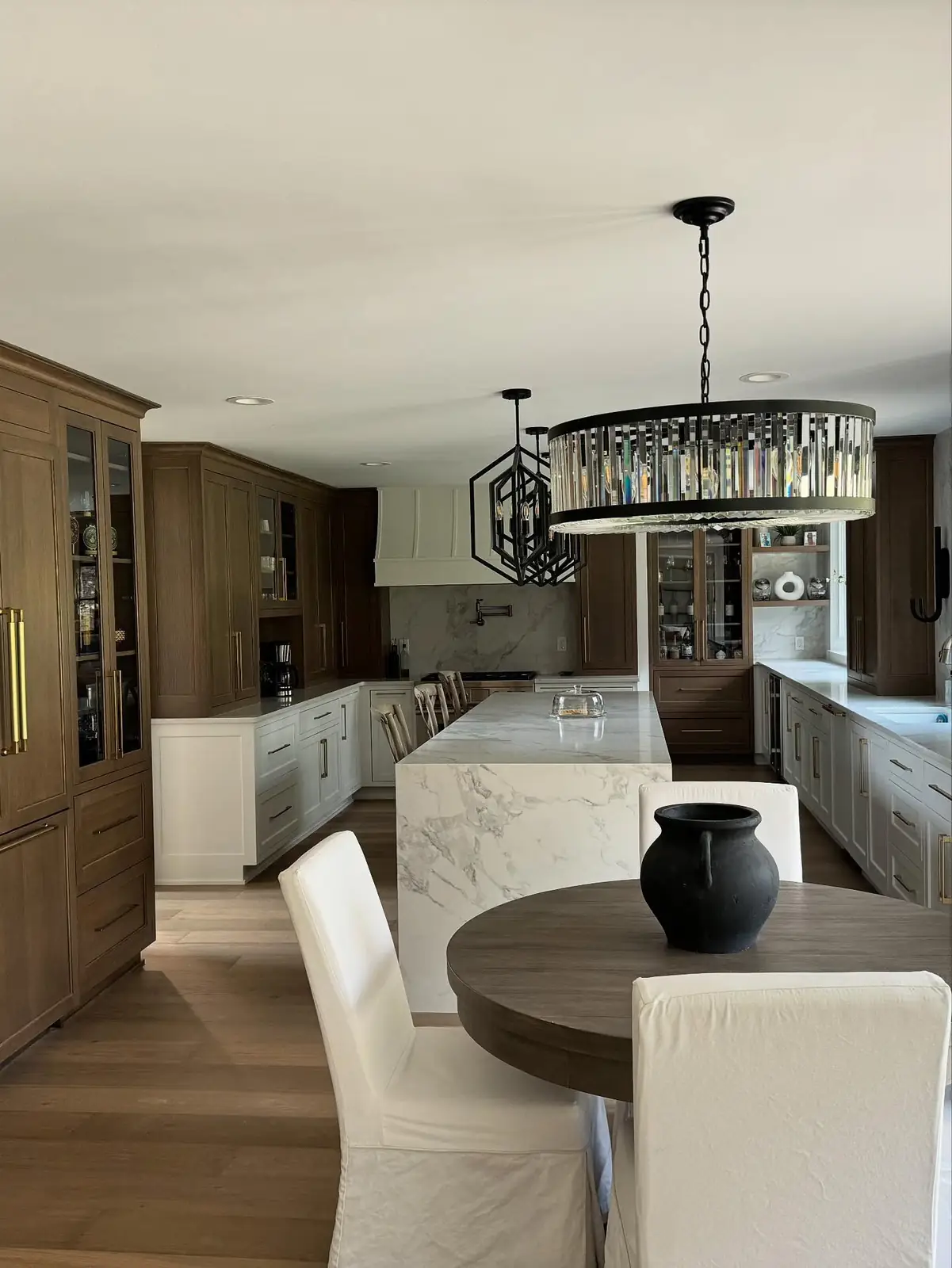 Dining area with a crystal chandelier
